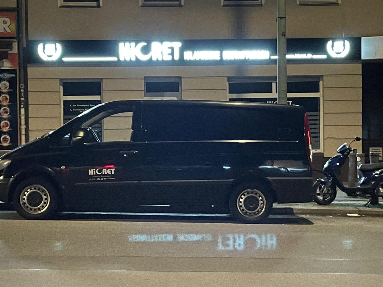 Hicret – Geschäft an der Hermannstr. am Abend